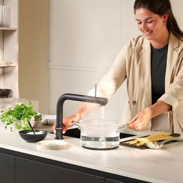 Mitigeur eau bouillante Front Noir avec reservoir PRO3